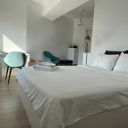 Апартаменти Your Modern In The Armenian Quarter *