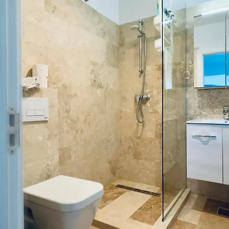 Your Modern In The Armenian Quarter Apartment *