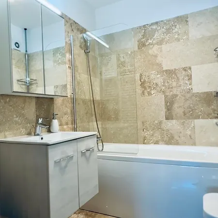 Апартаменти Your Modern In The Armenian Quarter *